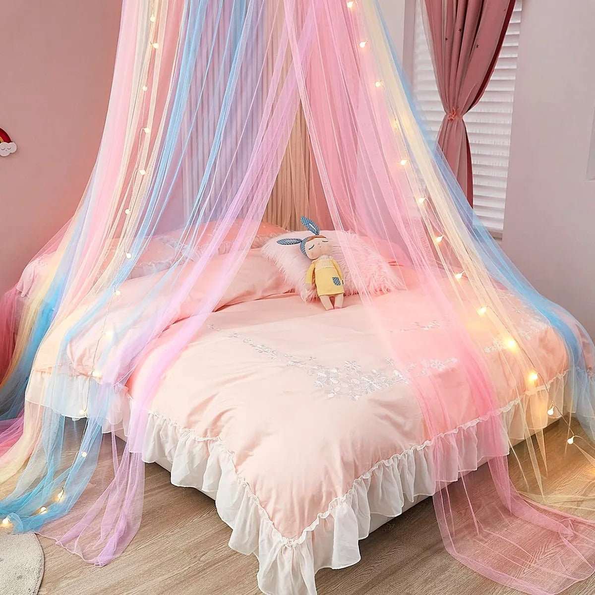 belle chambre décorer avec un ciel de lit