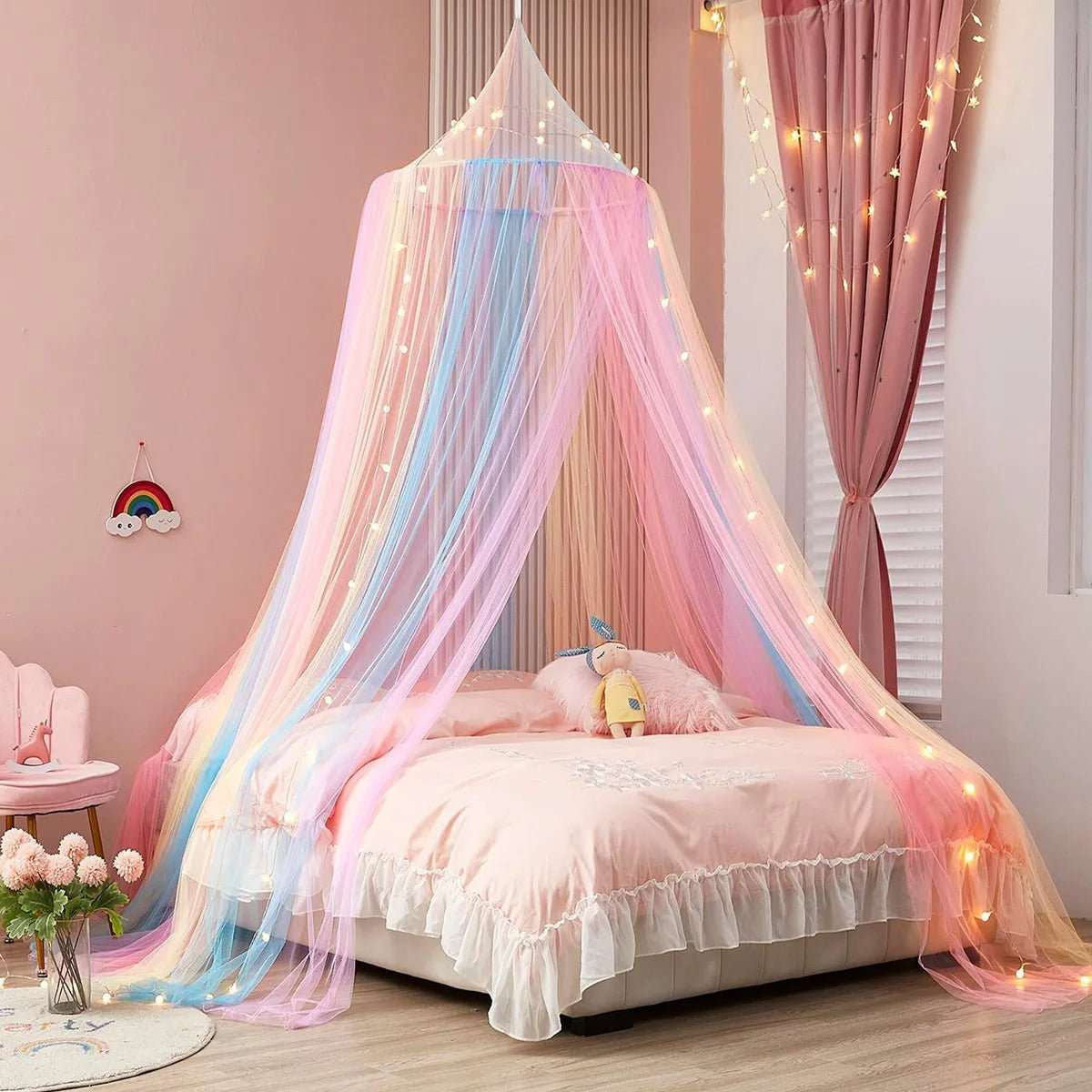chambre enfant avec un ciel de lit feerique