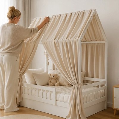 Ciel de lit enfant en bois clair avec voilage blanc créant un cocon douillet et sécurisé