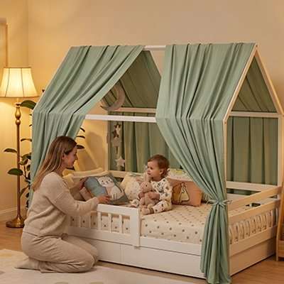Ciel de lit cabane en bois naturel avec toit à double pente et rideaux pastels pour chambre d'enfant.