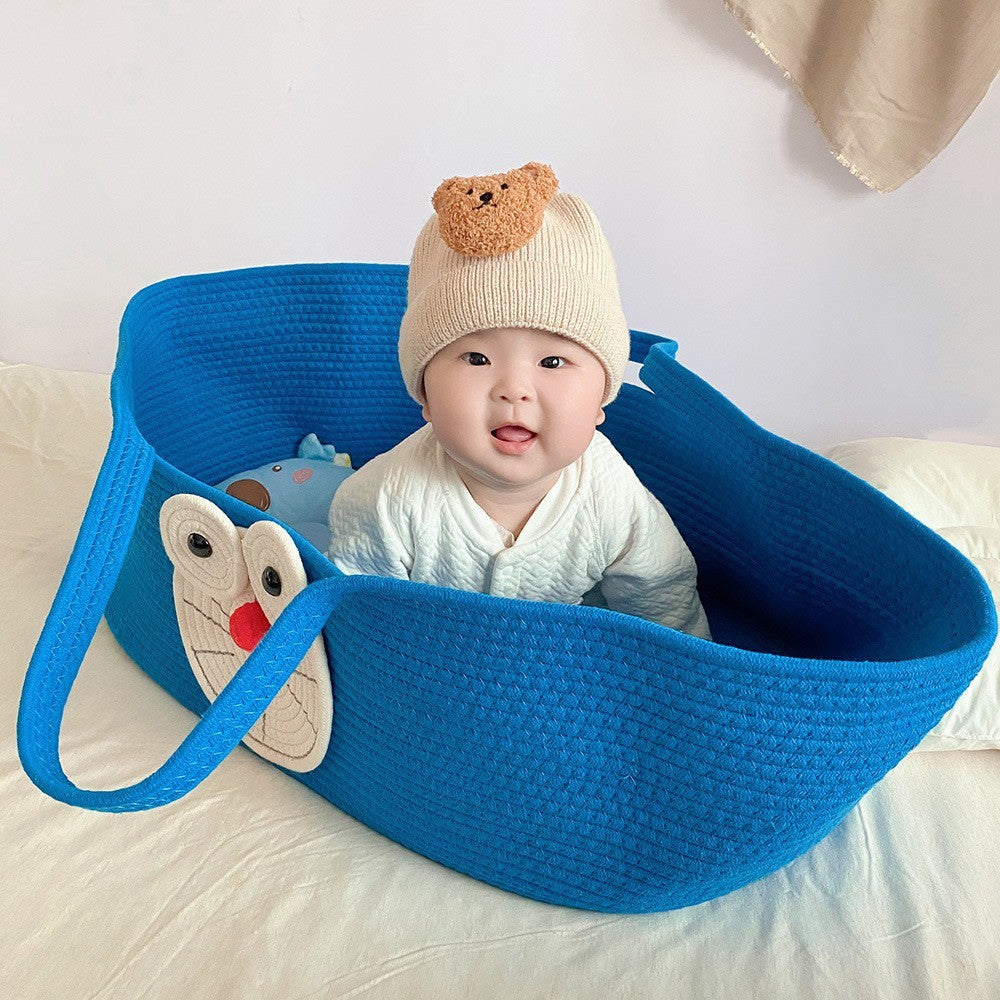 bébé joue dans son cocon bébé bleu dans le salon
