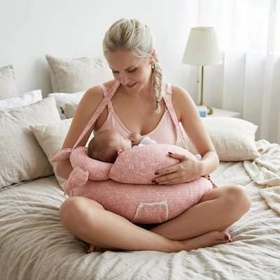 Coussin allaitement ergonomique en tissu doux pour un soutien optimal du bébé et confort de la maman