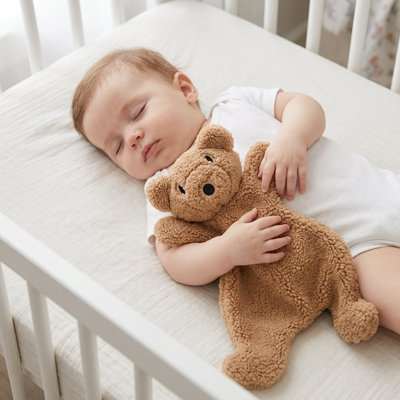 Doudou avec bébé qui dort paisiblement