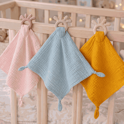 doudou bébé accrocher dans un lit rose bleu moutarde