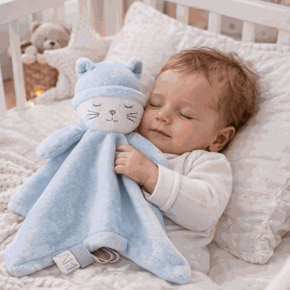 doudou bebe dans les bras de bébé pendant la sieste