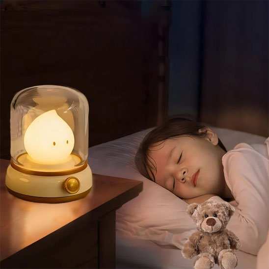 enfant allonger a coter de sa veilleuse bébé