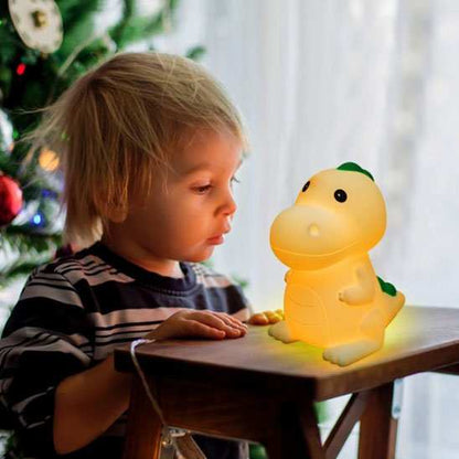 enfant jouant avec veilleuse bébé 