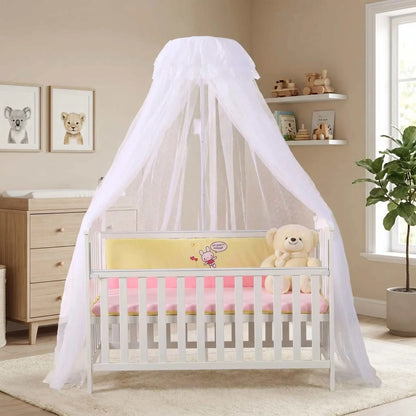 ciel de lit bébé en tulle délicat créant un cocon protecteur au-dessus du berceau