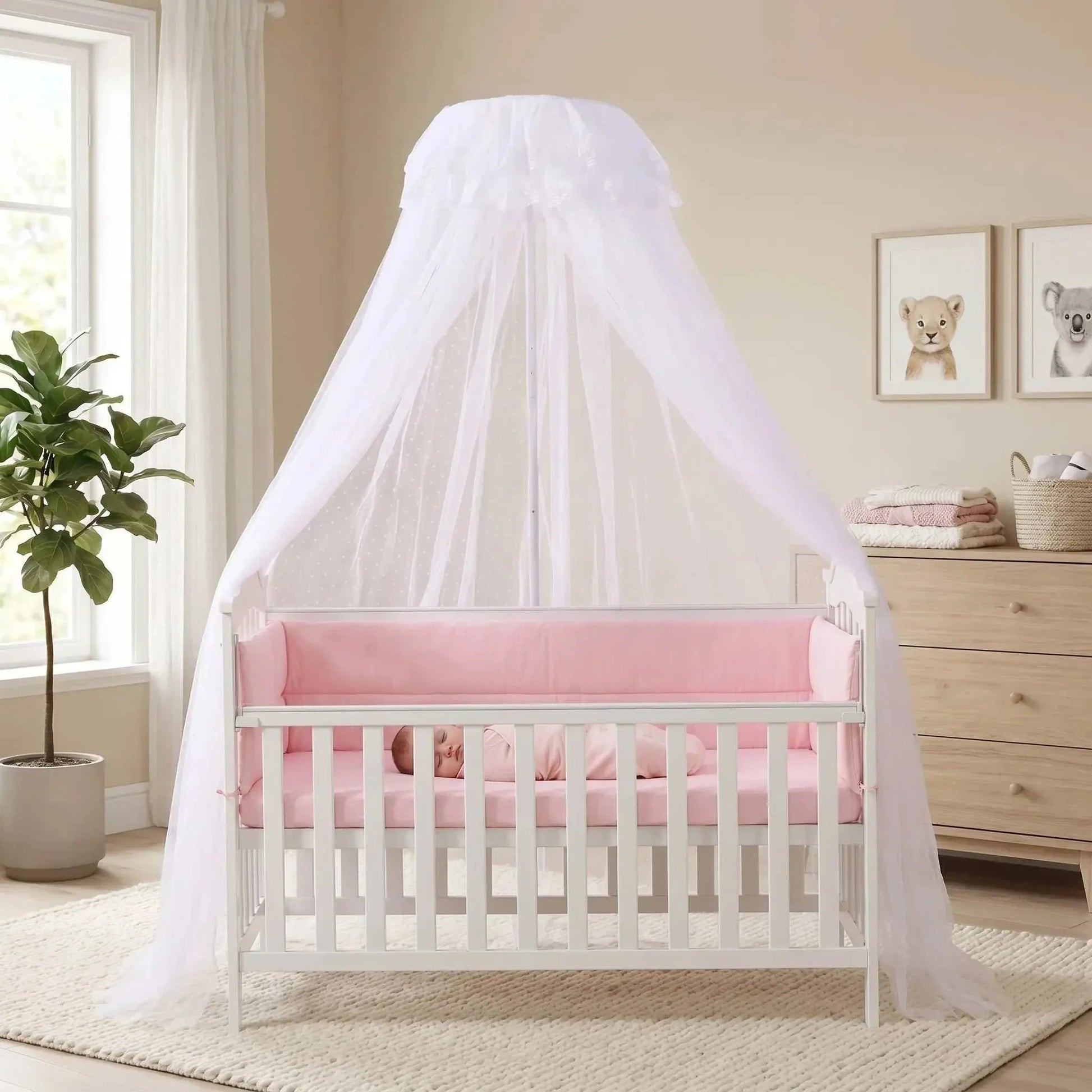 Ciel de lit bébé en tulle léger enveloppant un berceau pour un sommeil apaisé et protégé