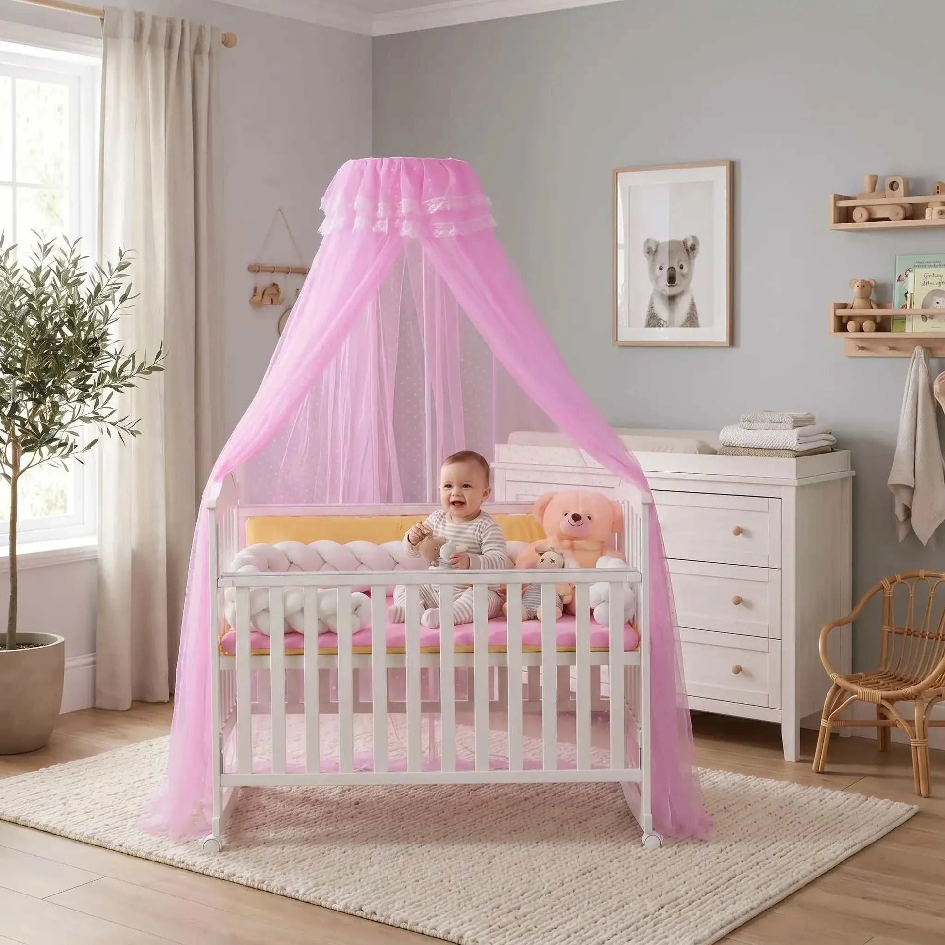 Ciel de lit bébé en tulle blanc délicat créant un cocon protecteur autour du berceau
