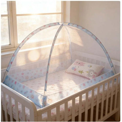 Bébé dormant paisiblement sous une moustiquaire violette pour lit bébé, protection anti-moustiques efficace et installation rapide.