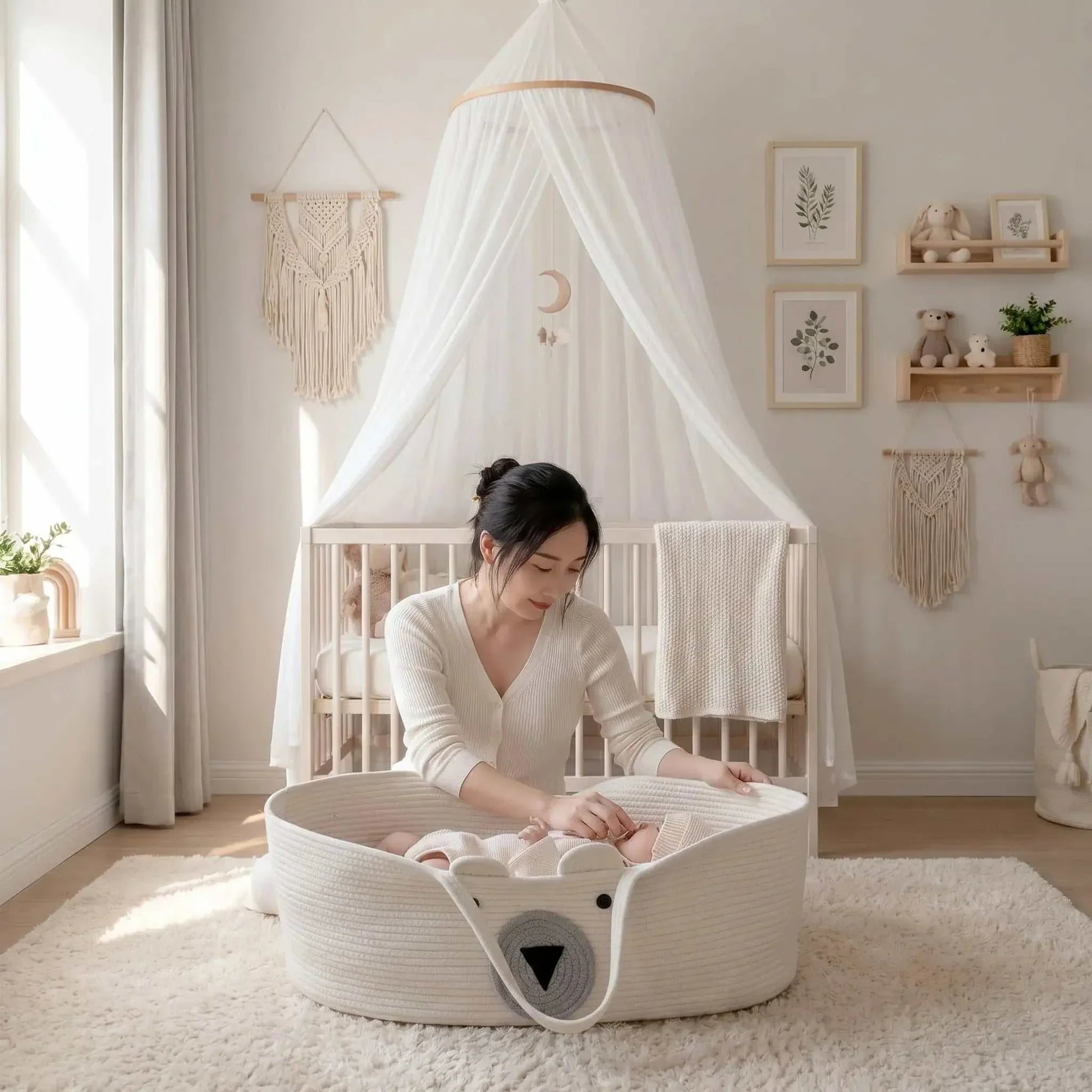 maman dans la chambre de bébé qui dort dans son cocon bebe