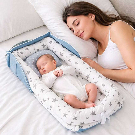 maman dort avec son enfant dans son bebe cocon