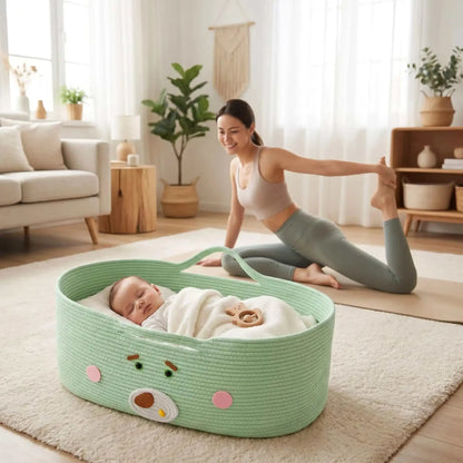 maman fait son sport bébé dort dans son cocon bebe vert dans le sallon