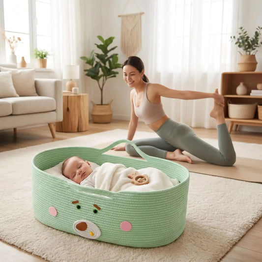 maman fait son sport bébé dort dans son cocon bebe vert dans le sallon