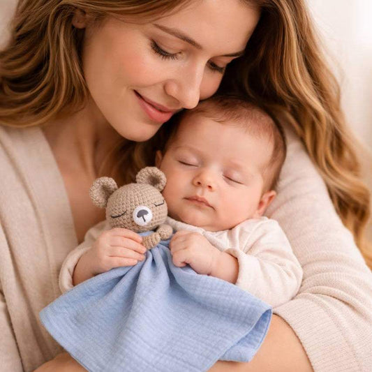 maman tenant dans ses bras son bébé avec son doudou