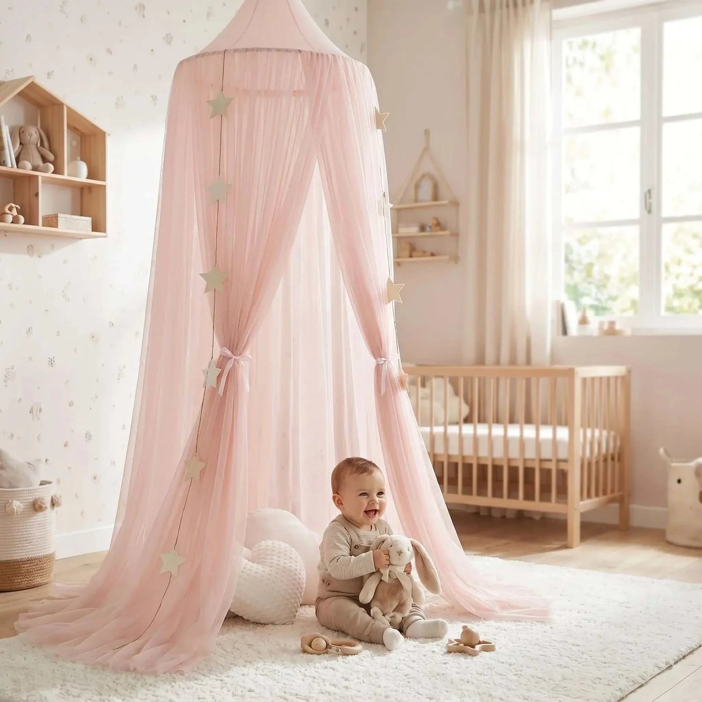 Moustiquaire bébé rose avec bébé sous un ciel de lit étoilé pour protection contre les insectes