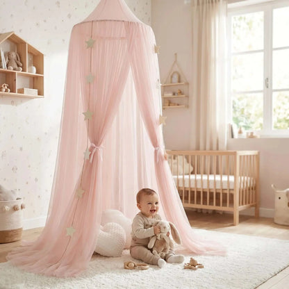 Moustiquaire bébé rose avec bébé sous un ciel de lit étoilé pour protection contre les insectes