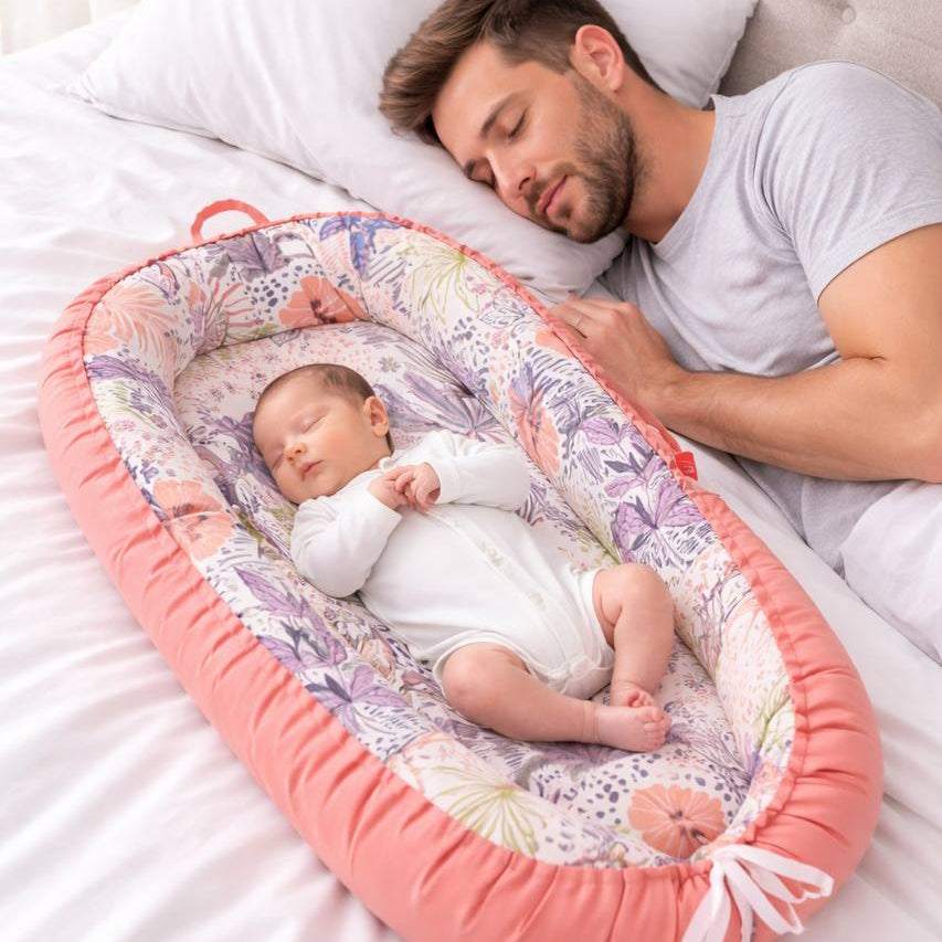 papa allonger a coter de son enfant dans son nid pour bebe