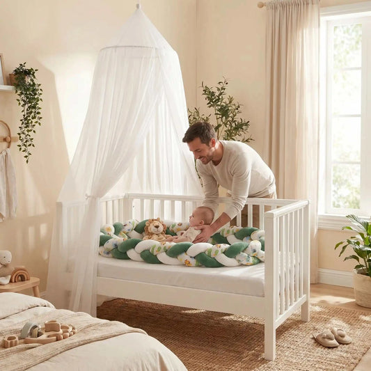 bébé entouré d'un tour de lit tressé vert cocon protecteur doux et sécurisé