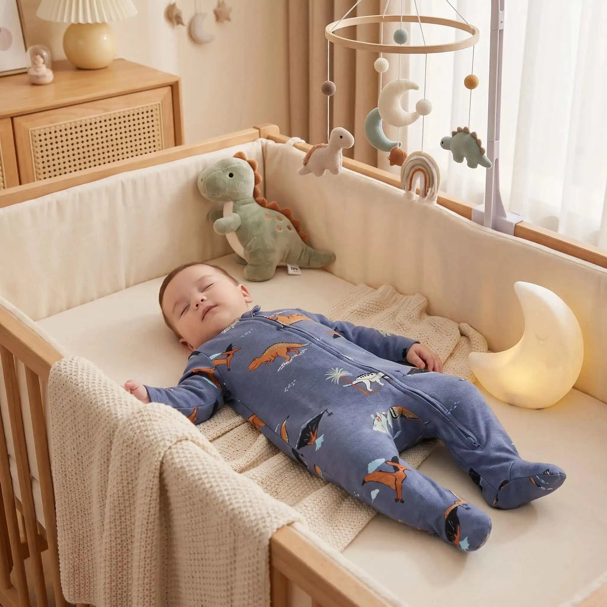 Pyjama bébé Pyjama bebe | ZipDoux bleu à motifs dinosaures, en coton doux, avec manches longues et pieds intégrés.