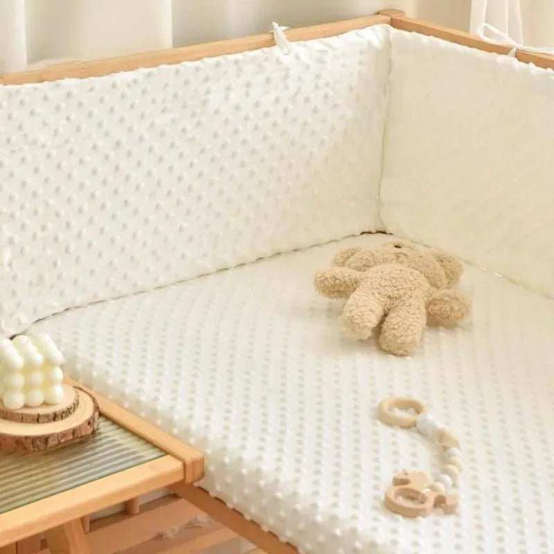 lit bébé décorer avec un tour de lit bebe blanc