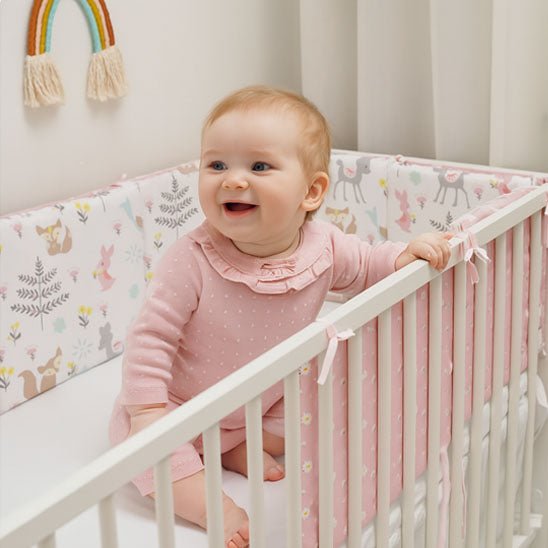 bébé  joue entourer de tresse de lit bébé