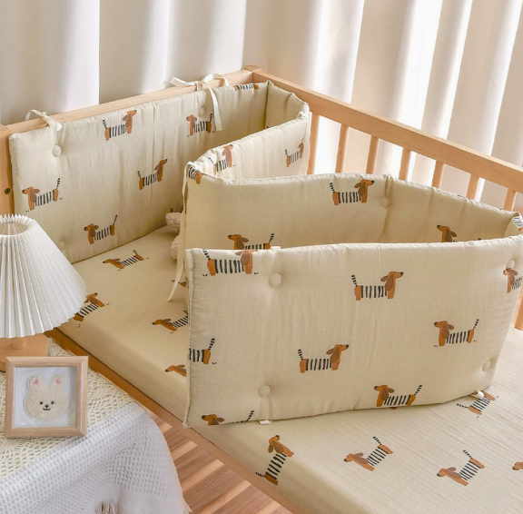 tour de lit beige protege  des coup imprimer chien