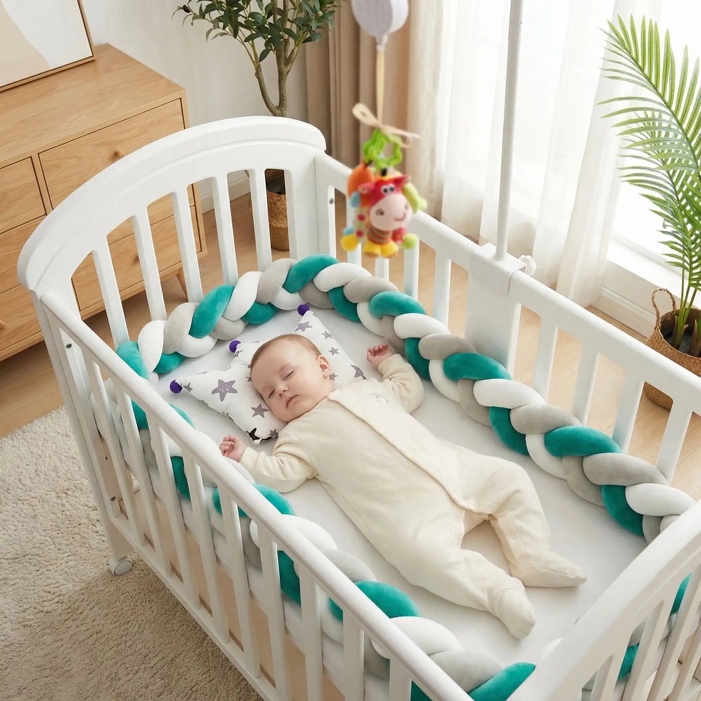 bébé dort paisiblement dans son lit entourer de tresse de lit bébé douceur