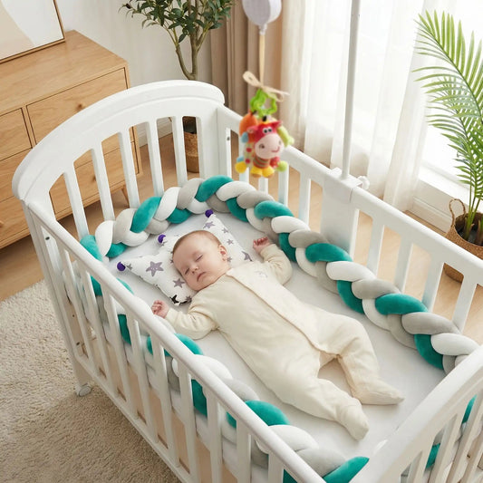 bébé dort paisiblement dans son lit entourer de tresse de lit bébé douceur