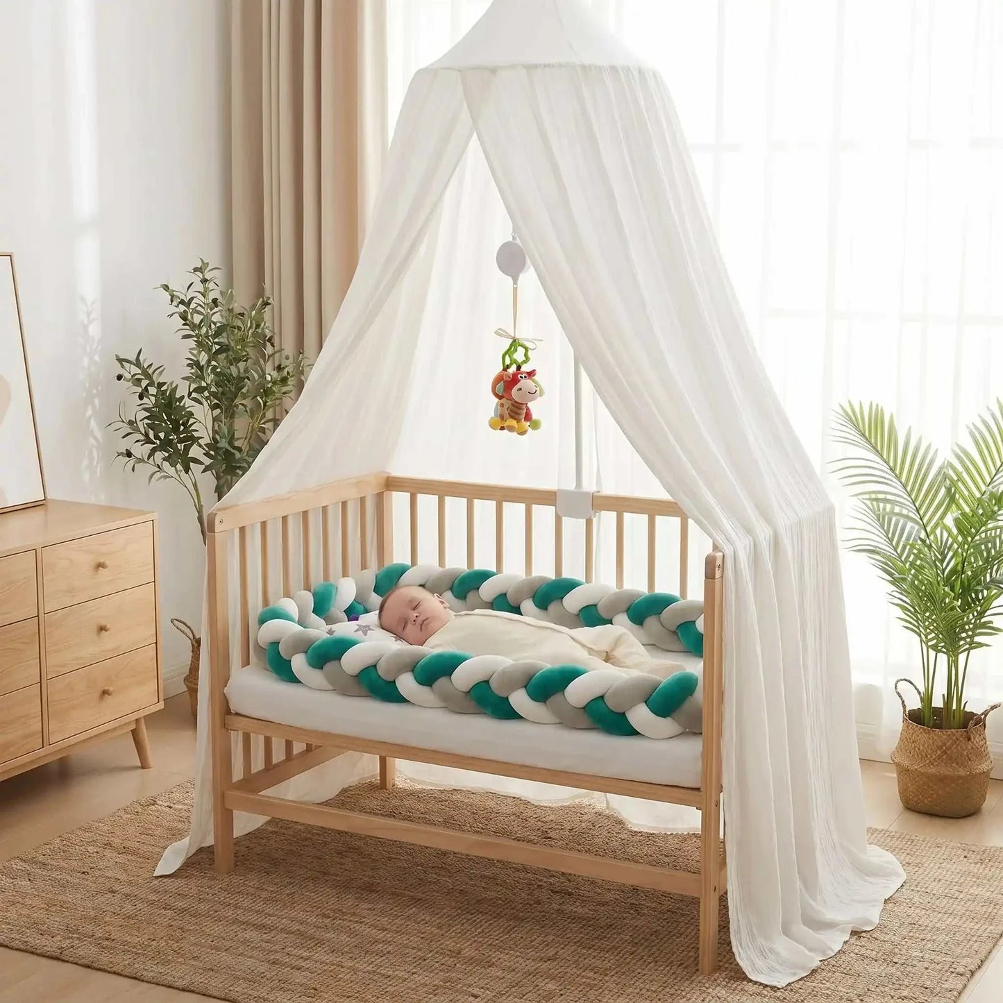 Tresse de lit bébé en coton velours autour d'un berceau avec bébé qui dort dans un cocon douillet sécurisé.