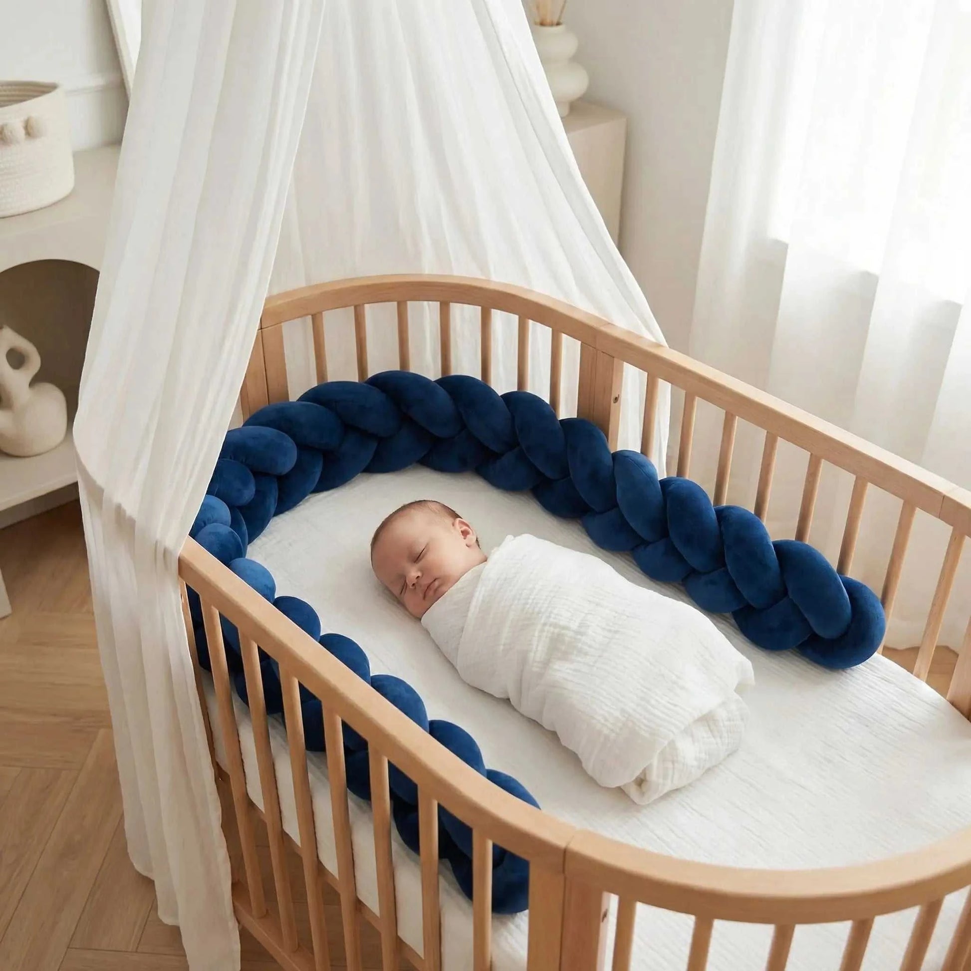 bébé dort paisiblement entourer de tresse de lit bebe