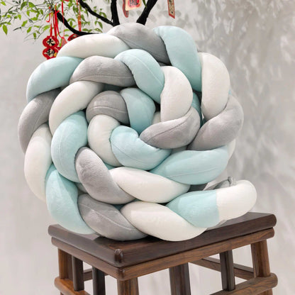 Tresse de lit bébé sur une chaise