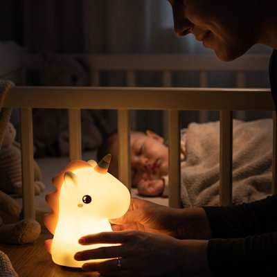 Veilleuse bébé a coter du lit de bebe
