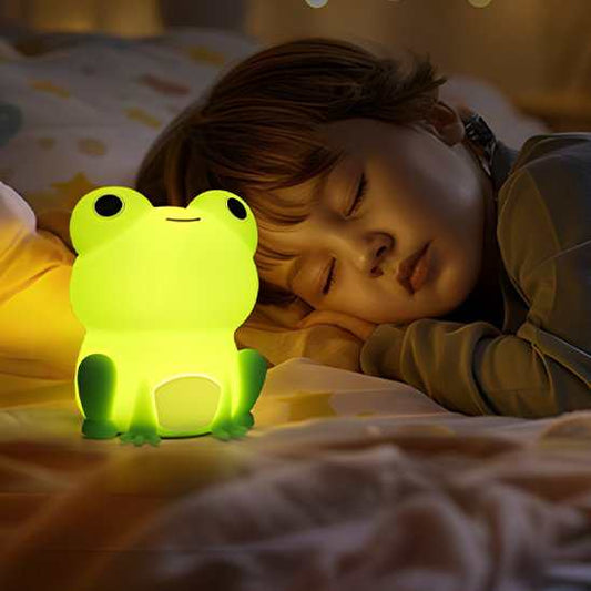 Veilleuse bébé a coter du lit du garcon 