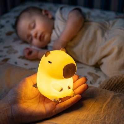 Veilleuse bébé capybara allumée 