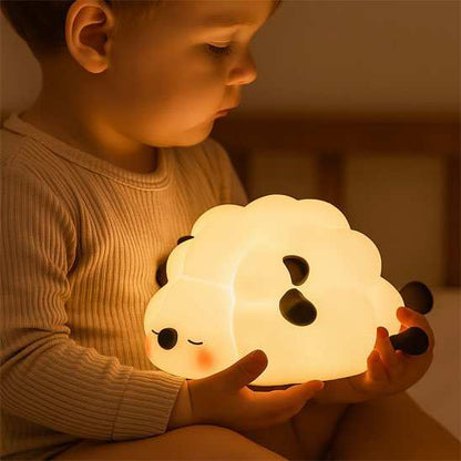 Veilleuse bébé dans les main de bébé en forme de mouton